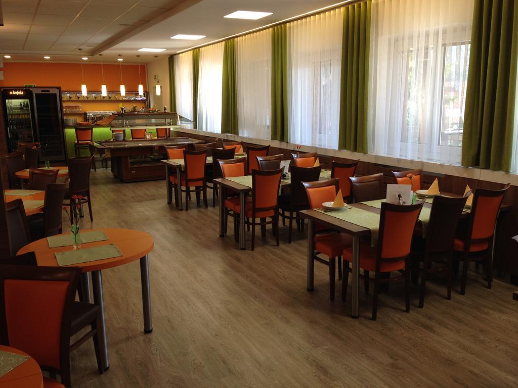 אוסטרביצה Hotel Odra מראה חיצוני תמונה